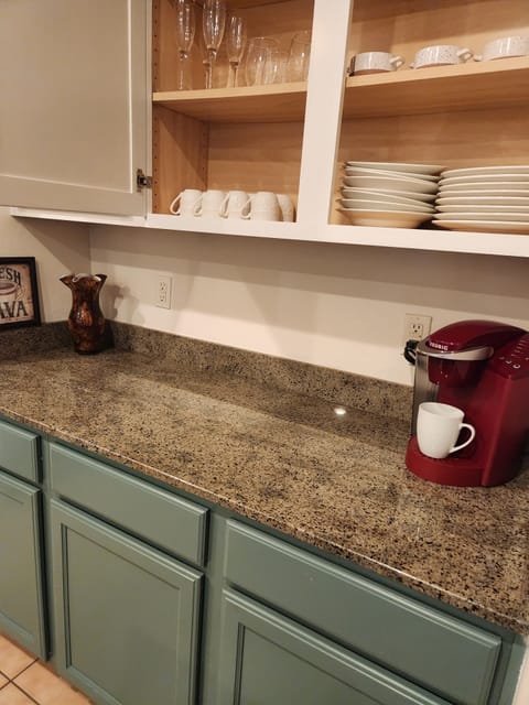 Coffee bar, keurig or standard coffee maker, 4slice bagel toaster 