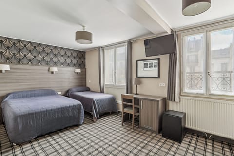 Classic Triple Room | Desk, soundproofing, free WiFi, bed sheets