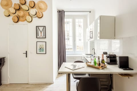 Studio, Courtyard View | Private kitchen