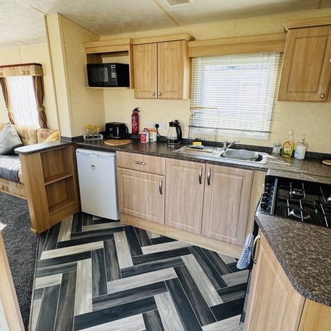 Fully equipped kitchen with oven, microwave, fridge & essentials—perfect for self-catering stays in Skegness.