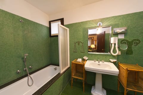 Combined shower/tub, rainfall showerhead, free toiletries, hair dryer