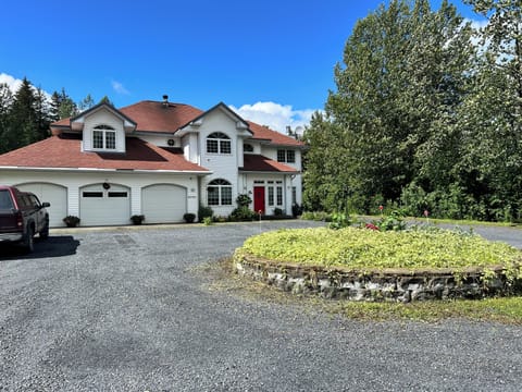 Huge driveway with roundabout