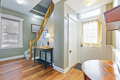 House, Private Bathroom, City View (710) | 3 bedrooms