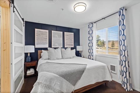 Luxury Room, 1 King Bed, Hot Tub | Free WiFi, bed sheets