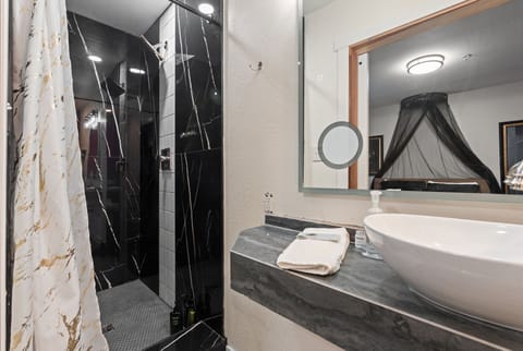 Luxury Room, 1 Queen Bed, Hot Tub | Bathroom | Shower, towels, soap, shampoo