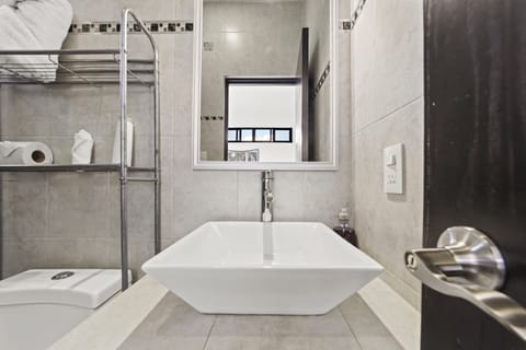 Comfort Room, Balcony, Mountain View | Bathroom