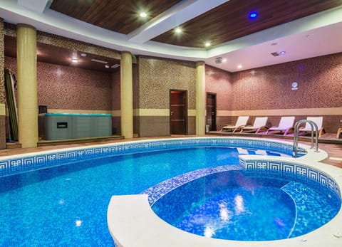 Indoor pool, sun loungers