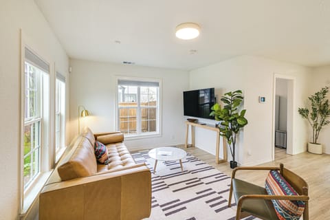 Arlington Vacation Rental | 3BR | 2BA | 870 Sq Ft | 3 Steps Required