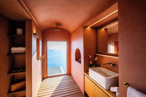 Acqua Vista Junior Suite | Bathroom | Bathrobes, slippers, soap, shampoo