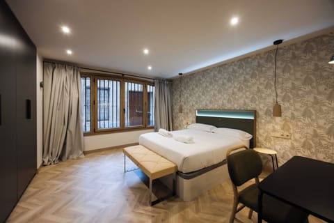 Deluxe Apartment | 2 bedrooms, iron/ironing board, free WiFi