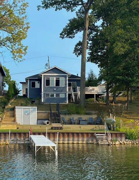 Lakefront cottage with private dock and two-person kayak on all-sports Pine Lake