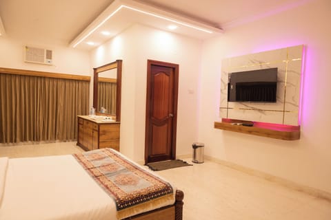 Deluxe Suite | Desk, laptop workspace, free WiFi