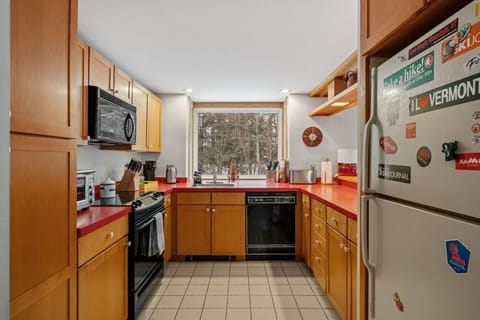 Modern kitchen, ready for your culinary creations.