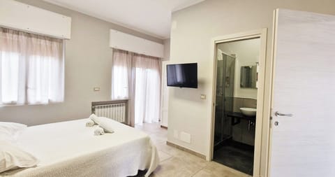 Deluxe Triple Room, Balcony | Desk, soundproofing, free WiFi