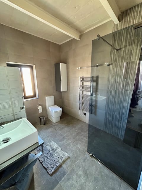 Classic Double Room, Pool View | Bathroom