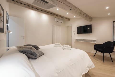 Deluxe Apartment, City View | 2 bedrooms, iron/ironing board, free WiFi
