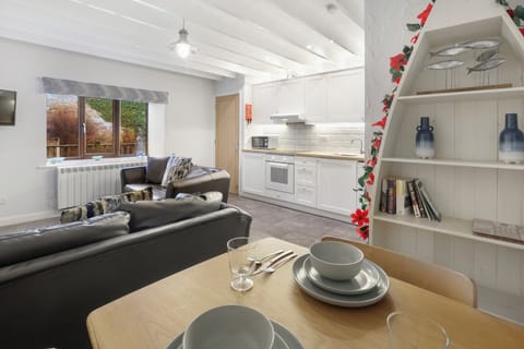 Cottage | In-room dining