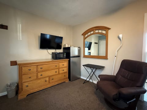 Deluxe Single Room | Free WiFi, bed sheets