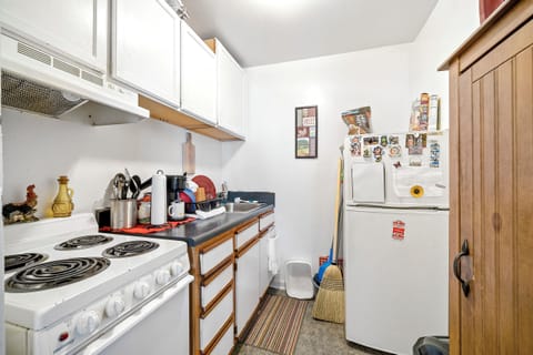 Studio, 1 Large Twin Bed, Non Smoking | Private kitchen | Full-size fridge, microwave, stovetop