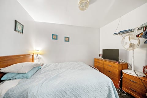 Studio, 1 Large Twin Bed, Non Smoking | Desk, laptop workspace, free WiFi