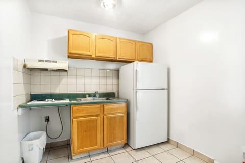 Single Room, Non Smoking | Private kitchenette | Full-size fridge, microwave, stovetop