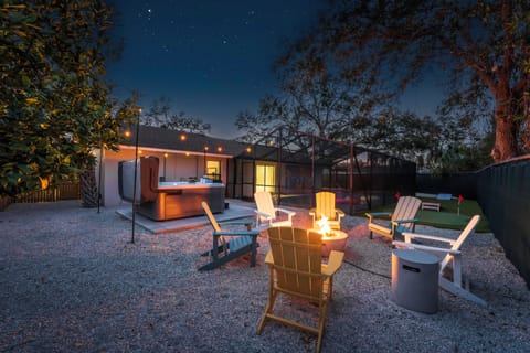 Heated pool, hot tub, fire pit & games for 10 guests.