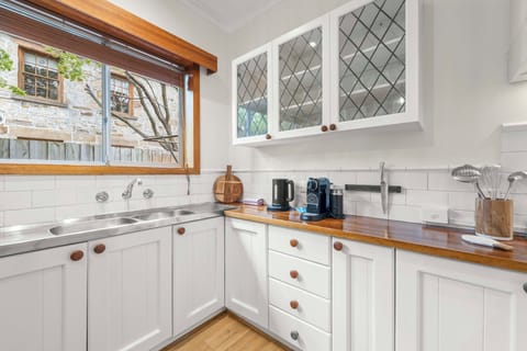 Deluxe House | Private kitchen | Mini-fridge, microwave, oven, stovetop