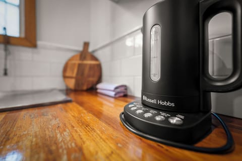 Deluxe House | Private kitchen | Mini-fridge, microwave, oven, stovetop