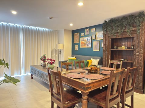 Living Room/Dining Table 