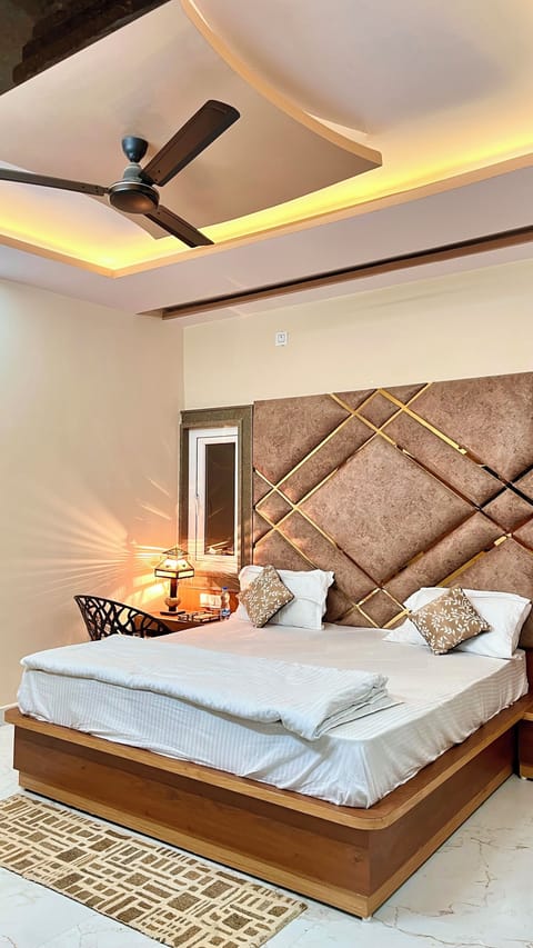 Deluxe Double Room, City View | Desk, laptop workspace, soundproofing, iron/ironing board