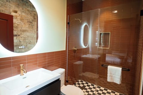 Suite, 4 Bedrooms, Non Smoking, Kitchen | Bathroom | Free toiletries, towels, soap, shampoo