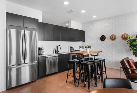 Fully equipped kitchen with high-end appliances, seating for 6 at the stylish bar plus seating for 4 at our dining table.