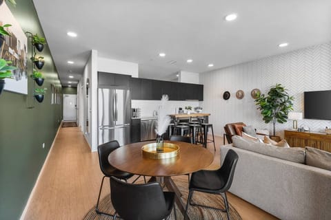 Fully equipped kitchen with high-end appliances, seating for 6 at the stylish bar plus seating for 4 at our dining table.