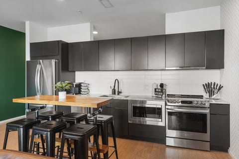 Fully equipped kitchen with high-end appliances, seating for 6 at the stylish bar plus seating for 4 at our dining table.