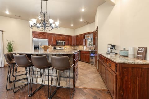  Fully stocked kitchen with local Onyx coffee available.