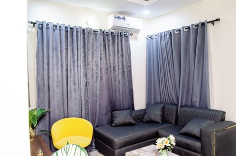 Studio, 1 Bedroom, Smoking | Living room