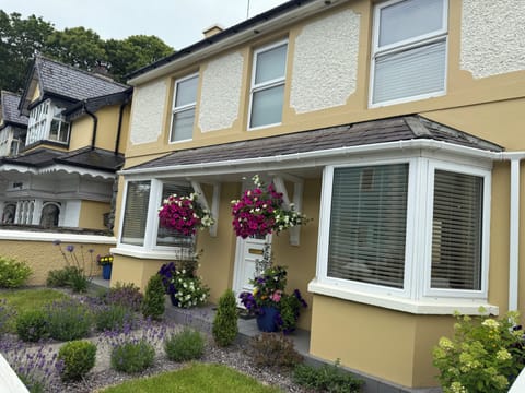 Townhouse great location 
En-suite with shower.