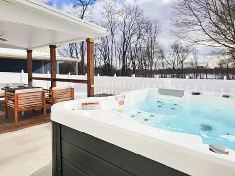 Brand New 6 Person Hot Tub
Professionally Cleaned & Maintained