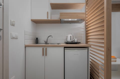 Family Room Ground Floor | Private kitchen | Mini-fridge, stovetop, cookware/dishes/utensils