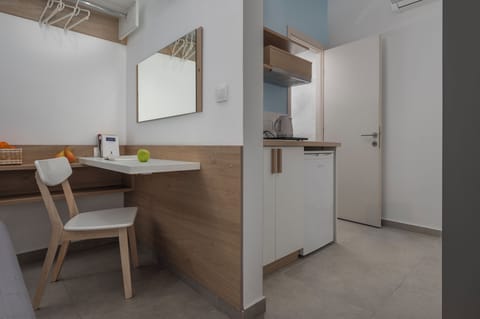 Double Room | Private kitchen | Mini-fridge, stovetop, cookware/dishes/utensils