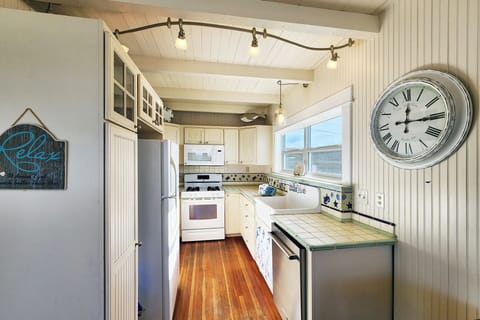 Galley kitchen has everything you need to prepare your favorites!