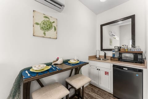Dining for 2 with a kitchenette