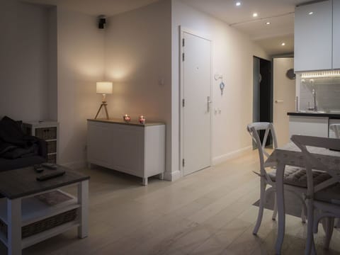 Table, Furniture, Building, Wood, Lighting, Interior Design, Floor, Flooring, Chair, House