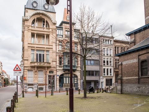 Sky, Building, Window, Property, Cloud, Neighbourhood, Residential Area, Urban Design, Plant, Tree