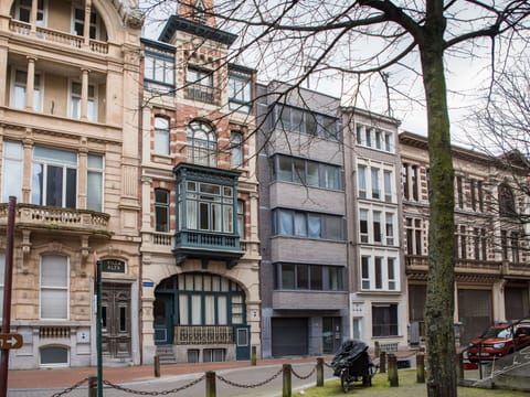 Building, Window, Daytime, Wheel, Urban Design, Condominium, Plant, Neighbourhood, Tree