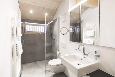 Superior Suite, 1 Bedroom, Mountain View | Bathroom | Free toiletries, hair dryer, bathrobes, towels