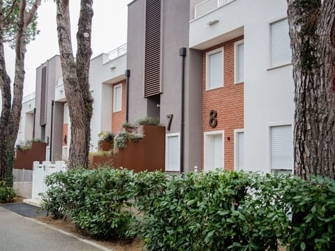 Wall, Residential Area, Shrub, Neighbourhood, Urban Design, Apartment, Suburb, Yard, Landscaping, Balcony
