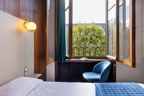 Desk, soundproofing, free WiFi, bed sheets