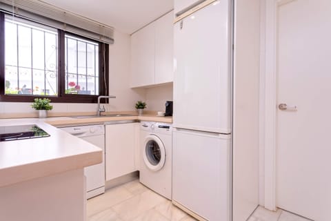 Apartment (4 Bedrooms) | Private kitchen | Fridge, microwave, oven, stovetop