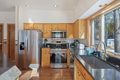 Private kitchen | Fridge, oven, coffee/tea maker, toaster